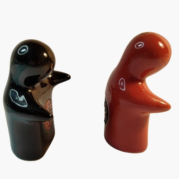 Hugging Salt Pepper Shakers Black Red Embracing Hugging Japanese Ying Yang Asia - Picture 3 of 16